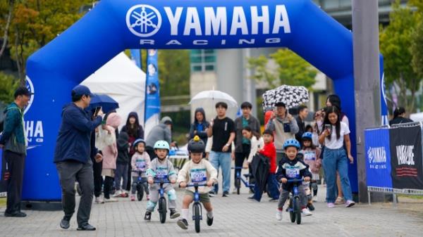 Children aged 3 to 5 race on pedal-less bikes at Yamaha Motor's Balance Bike Race during Wellness Seoul 2024 on Sunday. (Wellness Seoul 2024)